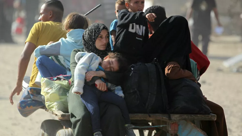 Displaced Palestinians make their way to flee areas in the eastern part of Khan Younis following an Israeli evacuation order, amid the ongoing conflict between Israel and Hamas, in Khan Younis in the southern Gaza Strip October 7, 2024. REUTERS/Hatem Khaled