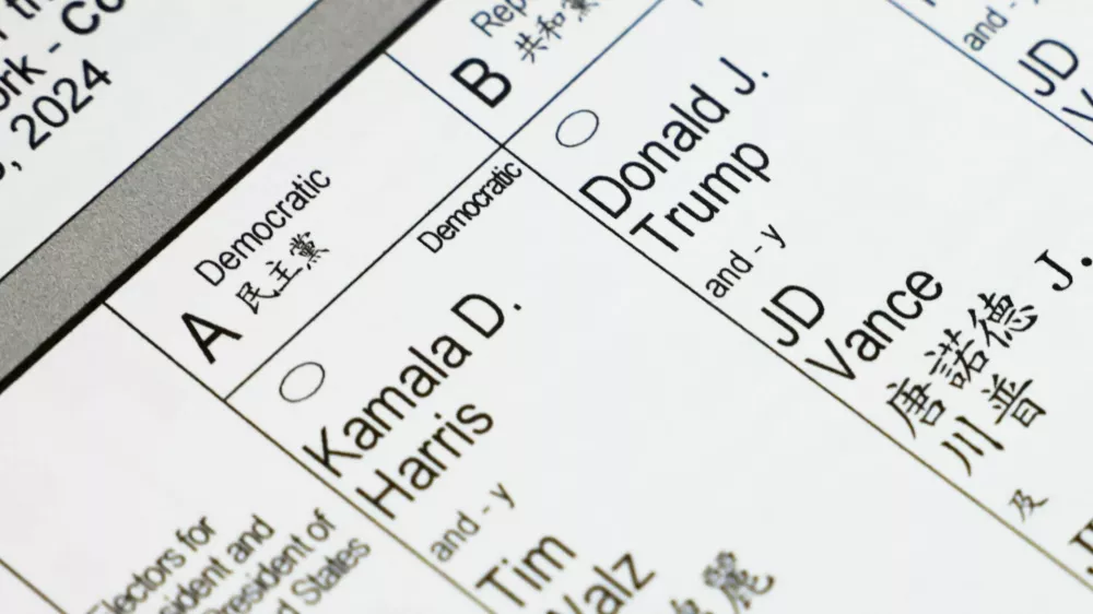 The names of Democratic presidential nominee and U.S. Vice President Kamala Harris, Democratic Vice-Presidential nominee Tim Walz, Republican presidential nominee and former U.S. President Donald Trump and Republican vice presidential nominee JD Vance are shown on an official ballot for the 2024 U.S. presidential election, on Election Day in Manhattan, New York City, U.S., November 5, 2024. REUTERS/Andrew Kelly / Foto: Andrew Kelly