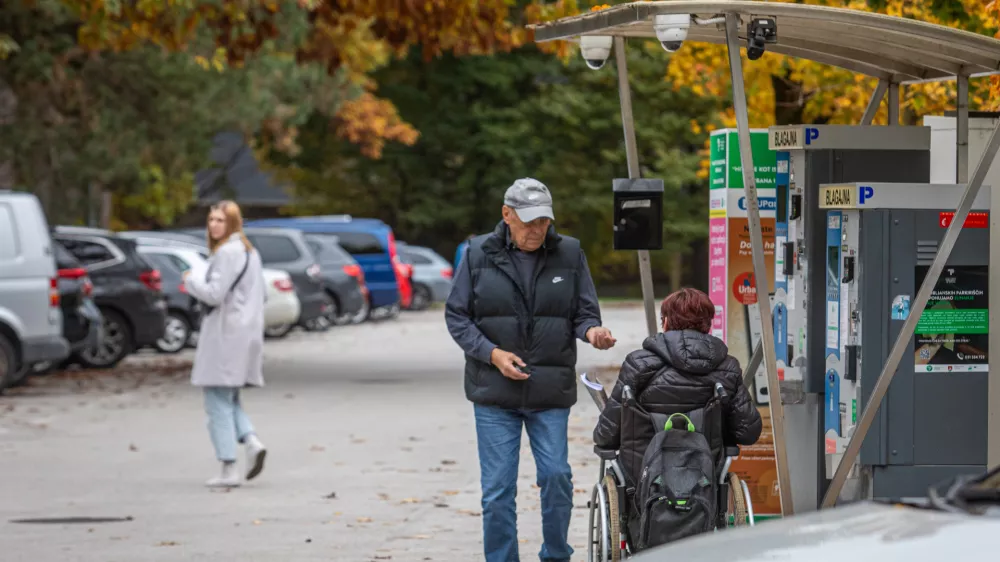 10.2024 - reportaža za Objektiv Beračenje - prosjačenje - berač - prodaja Kralji ulice - Parkiri&scaron;če TivoliFOTO: Luka Cjuha
