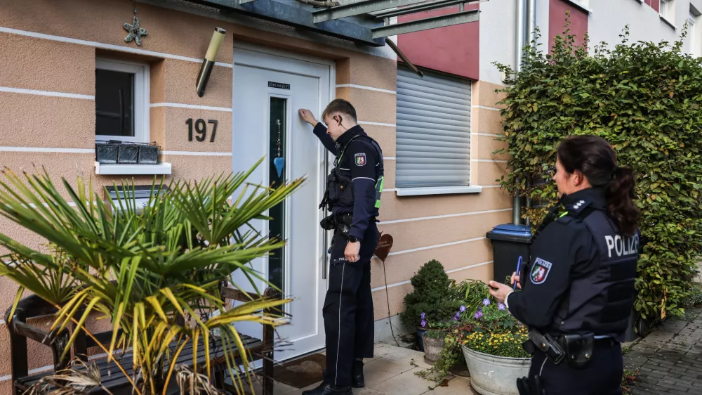 11 October 2024, North Rhine-Westphalia, Cologne: Police officers ring the doorbells of terraced houses in the Merheim district. A bomb from the Second World War is to be defused in Cologne on 11 October. Around 6,400 residents will have to leave their homes. According to the city, it is the most extensive evacuation of this kind in Cologne since 1945. Photo: Oliver Berg/dpa