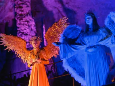 Žive jaslice v Postojnski jami. F M. Očko