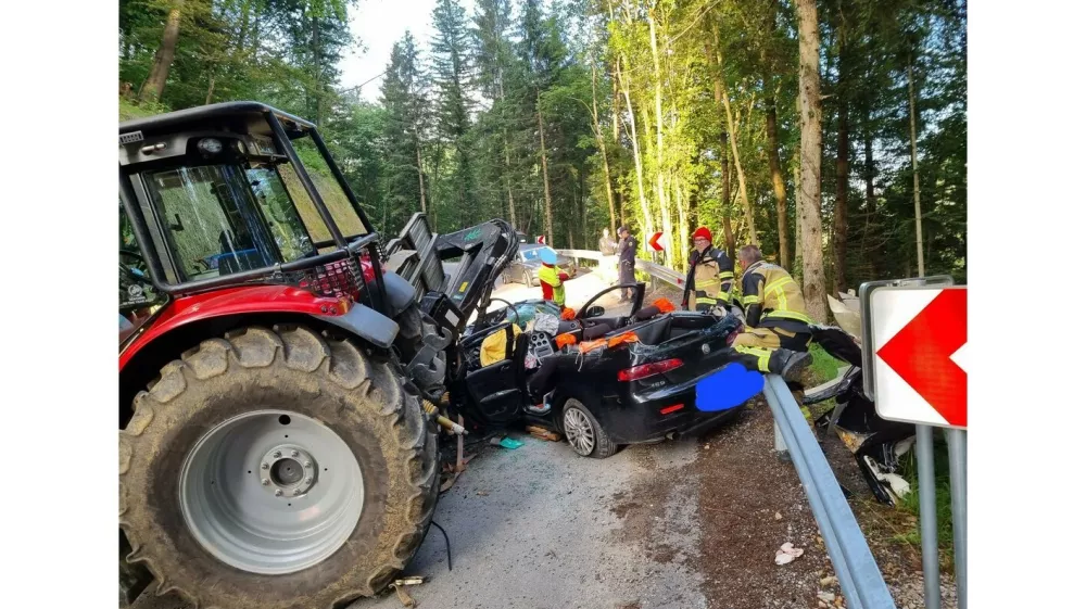 Vsako leto se na slovenskih cestah v povprečju zgodi 148 prometnih nesreč, v katerih so udeleženi vozniki traktorjev. Številne, predvsem najhujše nesreče pa se niti ne zgodijo na cesti, temveč na polju, travniku, v gozdu … Foto: PGD Slovenske Konjice Q