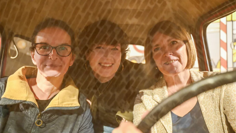 Avtorici razstave Ajda Kozjek in Irena Marušič (z leve spredaj) in oblikovalka razstave Urša Kres iz studia idea:list. Foto: Nik Erik Neubauer