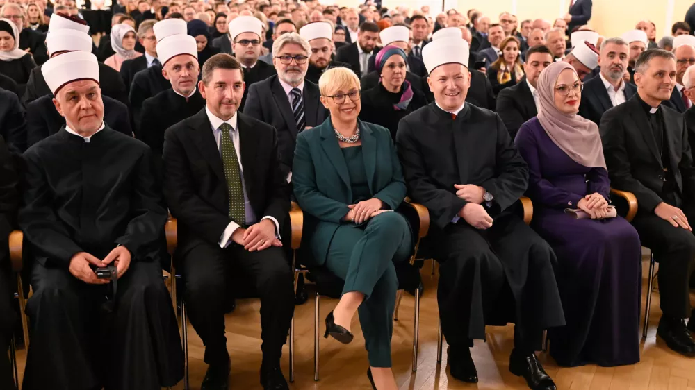 »Muslimani niste le člani verske skupnosti, ampak tudi pomembni ustvarjalci medkulturnega dialoga ter soustvarjalci odprte in vključujoče družbe z odgovornostjo do skupne prihodnosti,« je dejala Pirc Musar.  Foto: Nik Erik Neubauer