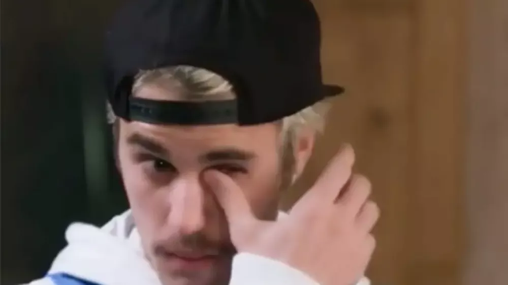 Justin Bieber je v videoposnetku, ki se je pojavil po aretaciji Seana 'Diddyja' Combsa zaradi spolnih zločinov, dejal, da želi Billie Eilish 'zaščititi' pred glasbeno industrijo. Foto: Apple Music/zajem zaslona