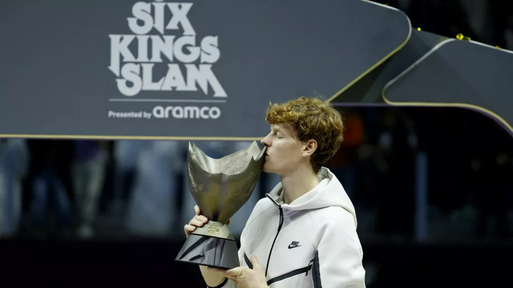 Teni&scaron;ki igralec Jannik Sinner je postal zmagovalec turnirja &scaron;estih kraljev v Rijadu in domov odhaja bogatej&scaron;i za &scaron;est milijonov ameri&scaron;kih dolarjev. Foto: Reuters
