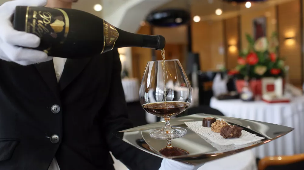 - Vinjak Pilon letnik 1972 iz vipavske kleti- 08.06.2015 - Restavracija Maxim - vrhunska restavracija z značajem protokolarnega lokala v pasaži Maximarketa v Ljubljani///FOTO: Jaka Gasar