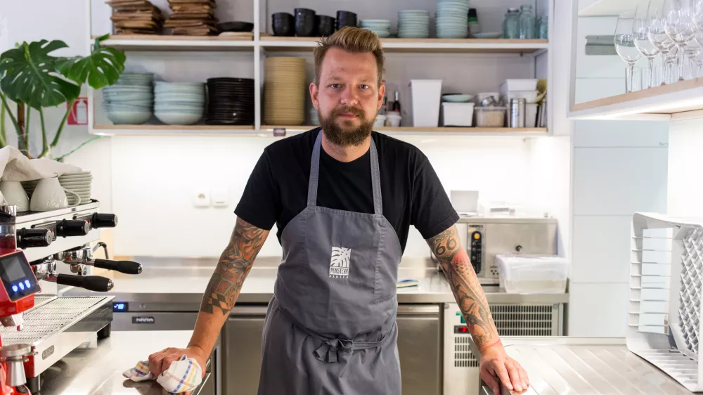 - vodja bistroja chef Bine Volčič- 19.07.2017 - Monstera bistro v sredi&scaron;ču Ljubljane, Gosposka 9, Ljubljana, &ndash; t top gostilna po mnenju Ane Ro&scaron;, najbolj&scaron;e kuharice na svetu - gostinstvo &ndash; kulinarika &ndash; gastronomija //FOTO: Matjaž Ru&scaron;t