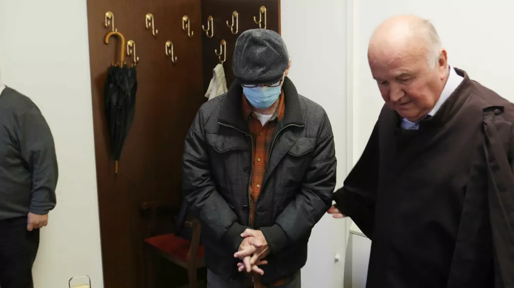 Michel Stephan je sodbo sprejel mirno, kot da bi jo pričakoval. Na sliki z odvetnikom Milanom Krstićem. Foto: Tomaž Skale