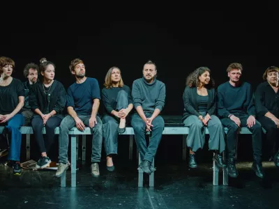 Igralski kolektiv avtorskega projekta Jata v režiji Žige Divjaka sestavljajo Janja Majzelj, Blaž Šef, Lara Wolf, Vito Weis, Maruša Oblak, Matej Recer, Lina Akif, Primož Bezjak, Damjana Černe in Iztok Drabik Jug. Foto: Ivian Kan Mujezinović