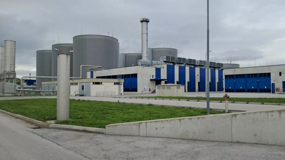 Dunajska čistilna naprava, ki organsko in mehansko čisti vodo iz kanalizacije se je energetsko samozadosten obrat, tekom procesa pa ustvarjajo tudi toplo vodo, ki ogreva čez 40 tisoč domov.  Foto: Miha K. Turk 