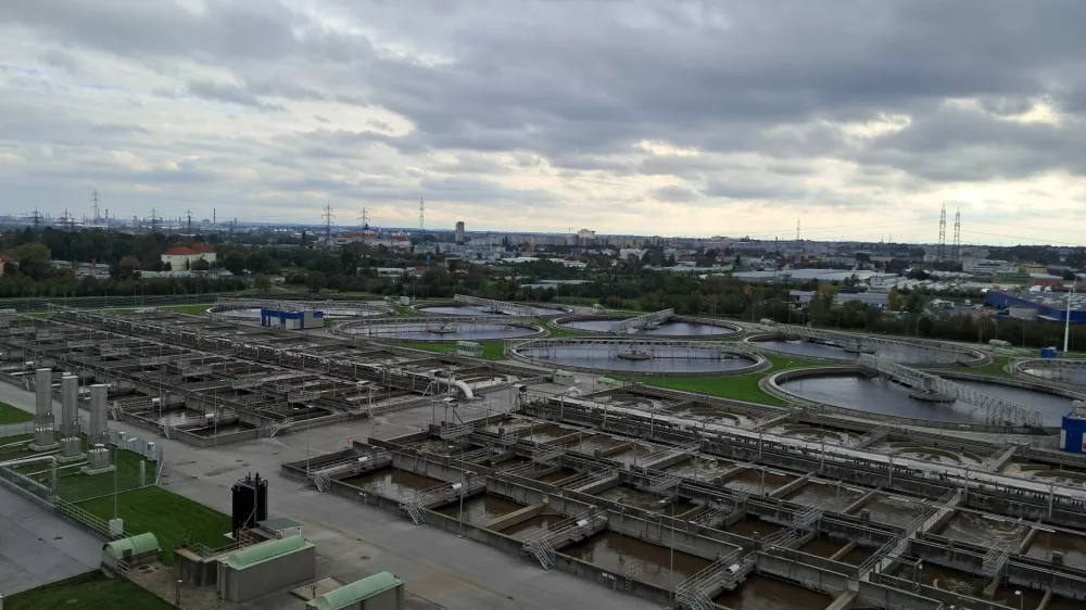  Ebswien, ogromna dunajska čistilna naprava s katero čistijo vodo iz kanalizacije se razprostira na 40 hektarih. Prečiščena voda iz kanalizacij se odtaka v Donavo. Kompleks je energetsko samozadosten tekom procesa pa ustvarjajo tudi toplo vodo, ki ogreva čez 40 tisoč domov. Foto: Miha K. Turk 