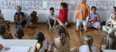Očitke, da naj bi bili standardi znanja v predlogu novih učnih načrtov osnovnih šol zapisani splošno in nedoločno, na Zavodu za šolstvo zavračajo. Fotografija je simbolična. Foto: Jaka Gasar