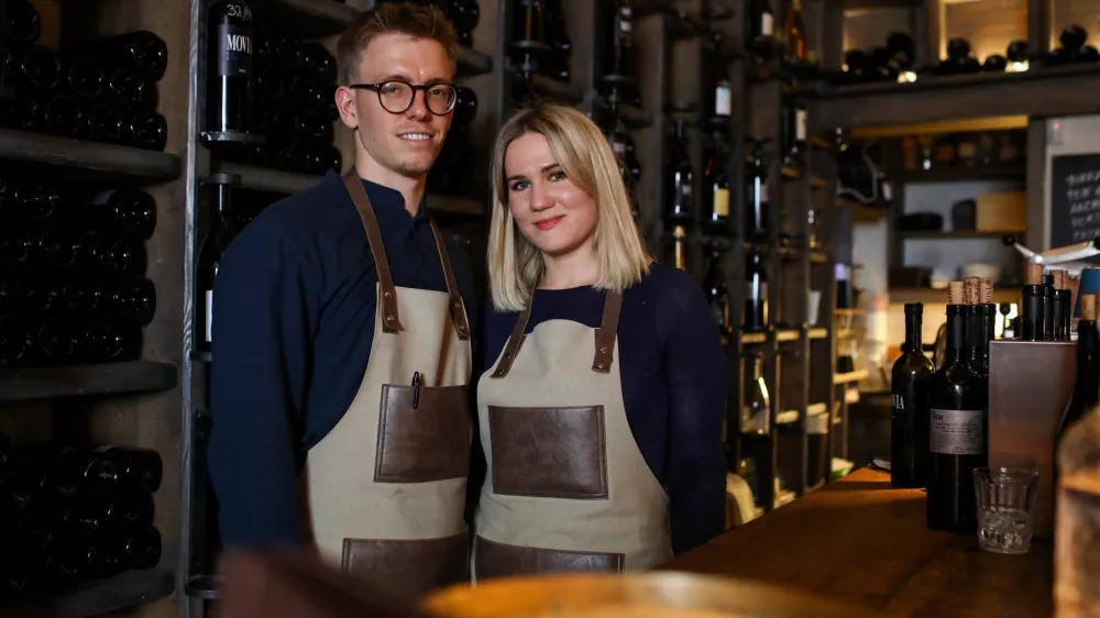 Ela Kristančič, vodja vinoteke Movia in njen partner.- 22.09.2023 - Vinoteka Movia, Mestni trg 2 v Ljubljani //FOTO: Bojan Velikonja