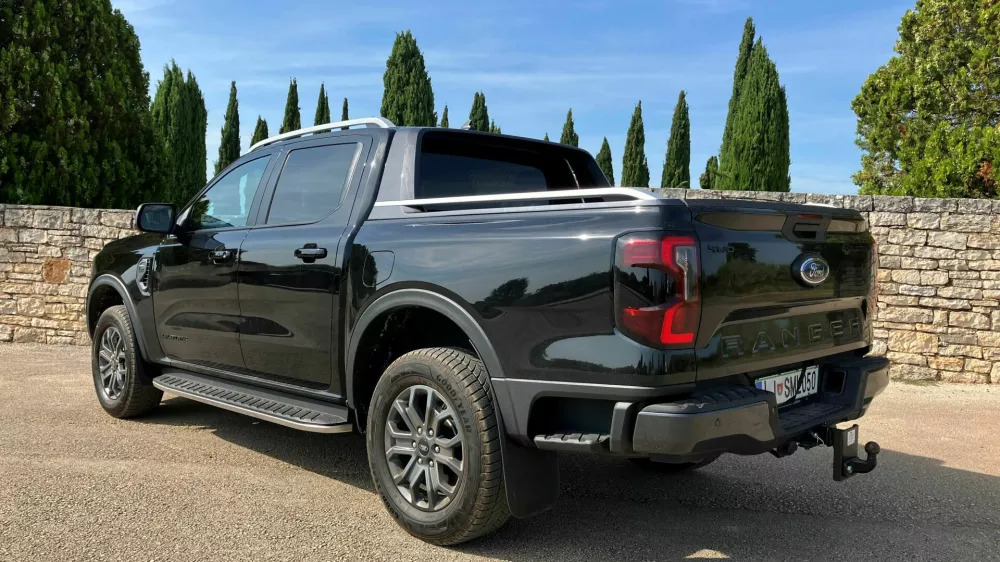 V kesonu lahko prevažamo tudi tovor zajetnej&scaron;ih dimenzij, potni&scaron;ka kabina je podobna tisti pri klasičnem osebnem avtomobilu. Foto:&nbsp;Matej &Scaron;takul