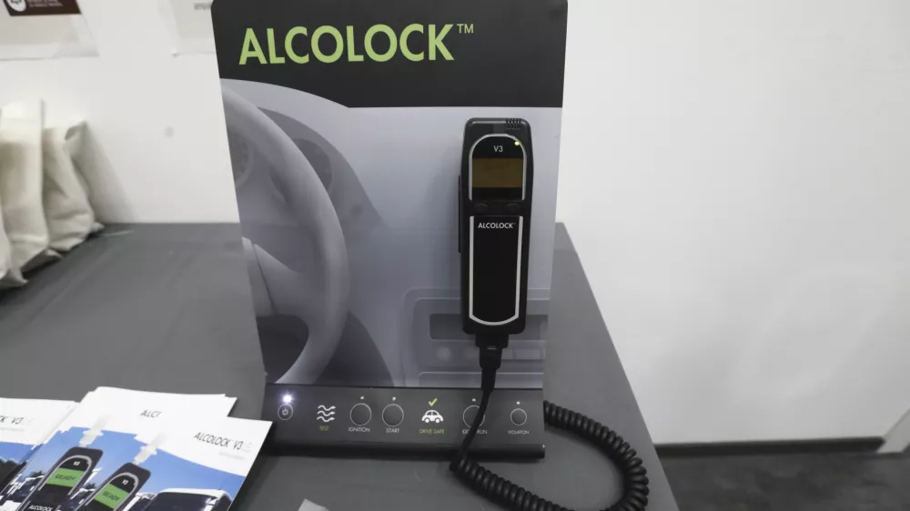  - alcolock" - alkoholna ključavnica, ki prepreči zagon avtomobila, če vsebnost alkohola preseže dovoljeno mejo,07.11.2023 - Izpitni center Ljubljana - mednarodna strokovna konferenca: »Alkoholne ključavnice – evropske prakse in napredne strategije za zmanjševanje vožnje pod vplivom alkohola«. //FOTO: Luka Cjuha