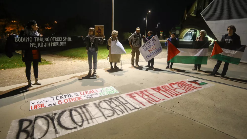 30.10.2024 - zbor predstavnikov Gibanja za pravice Palestincev pred košarkarsko tekmo med slovenskim klubom Cedevita Olimpija in izraelskim klubom Hapoel Bank Yahav Jerusalem, na katerem bodo izrazili podporo Palestincem ter nasprotovanje sodelovanju Izraela na mednarodnih športnih tekmovanjih.FOTO: LUKA CJUHA