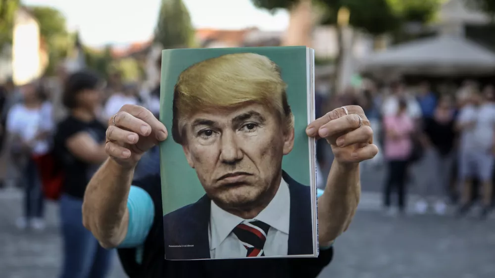 simbolična fotografija - Donald Trump - Jan&scaron;a- 26.06.2020 - - protivladni protest Z balkonov na kolesa v Ljubljani - protestni shod proti vladi Janeza Jan&scaron;e v času novega koronavirusa COVID-19 - //FOTO: Luka Cjuha.