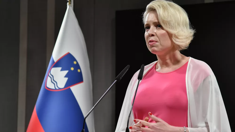 Ljubljana, DZ.Izjava za medije ministrice za javno upravo Sanje Ajanovic Hovnik in predsednice DZ Urske Klakocar Zupancic glede placnega dogovora s sodno vejo oblasti.