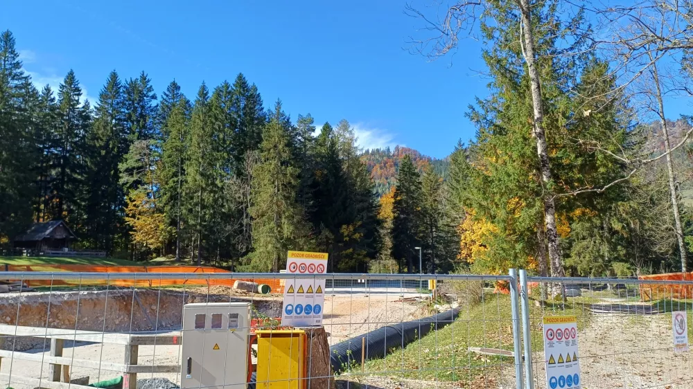 Objekt so začeli ru&scaron;iti sredi septembra. Minule dni so končali ru&scaron;itvena dela in izkop ter začeli graditi novo gosti&scaron;če. Foto: Tina Jereb