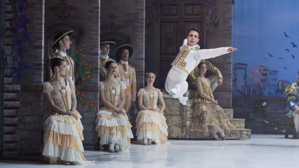 Balet Don Kihot v postavitvi koreografa Denisa Matvienka na odru SNG Opera in balet Ljubljana Foto: Darja Štravs Tisu