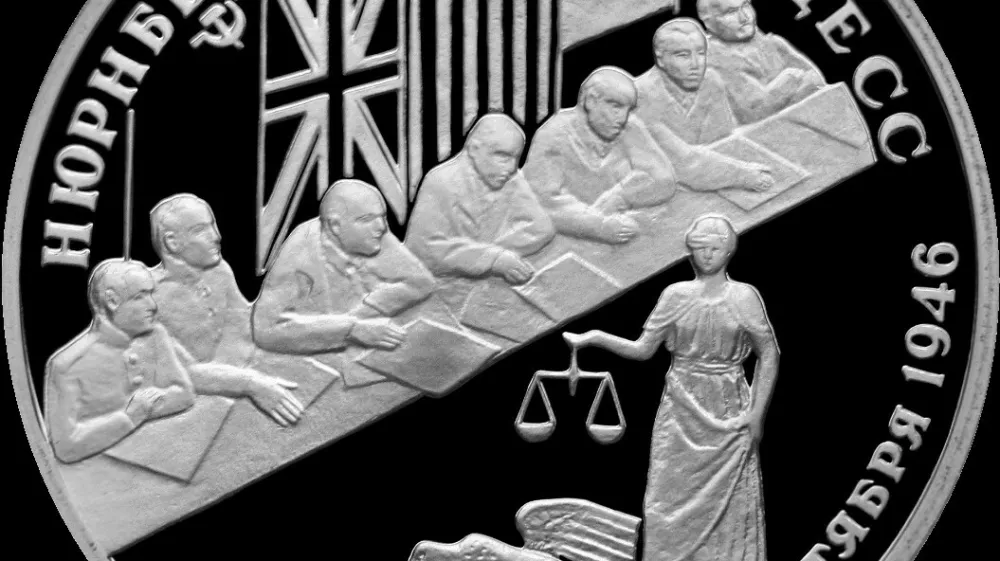 Ruski spominski kovanec iz leta 1995 za 2 rublja s ponazoritvijo Nürnberškega procesa / Foto: Wikipedija / Foto: Wikipedija