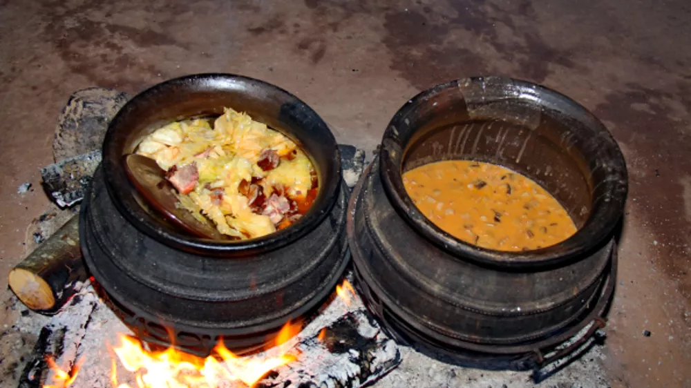 V lončenih posodah še vedno pripravljajo hrano / Foto: Unesco
