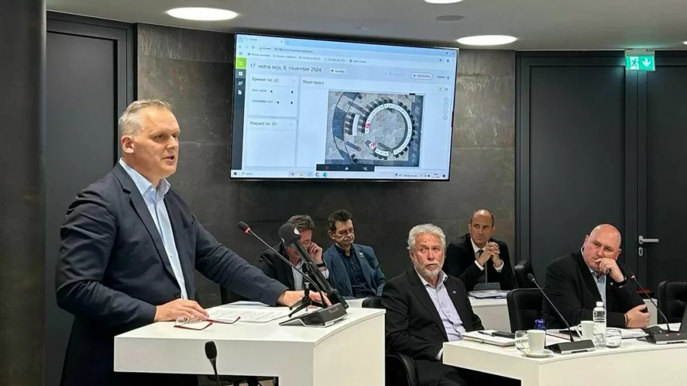 &Scaron;o&scaron;tanjskim svetnikom je prednosti sprejetja interventnega zakona za &Scaron;ale&scaron;ko dolino predstavil tudi minister Bojan Kumer. Foto: Občina &Scaron;o&scaron;tanj