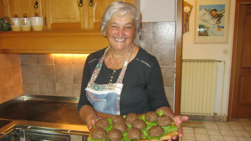 Jožica Robnik z domačije Metul in njeni obrnjeniki. Foto: Renata Picej