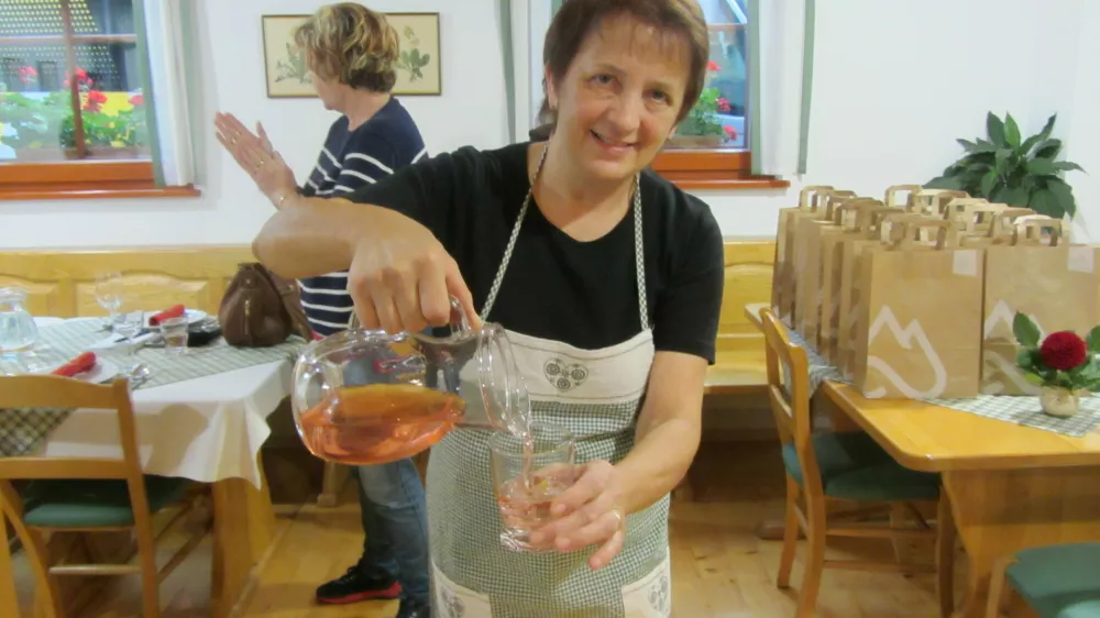Milena Marolt ponosno nataka napitek iz vrtnic in le skromno prizna, da je na Ptuju že večkrat prejela prvo nagrado za svoje krhke flancate. Foto: Renata Picej