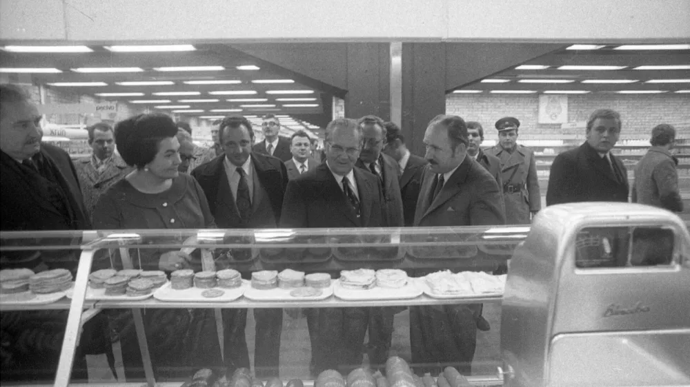 Jospi Broz Tito in Jovanka po odprtju veleblagovnice Maximarket / Foto: Edi Šelhaus, Hrani: Mnszs