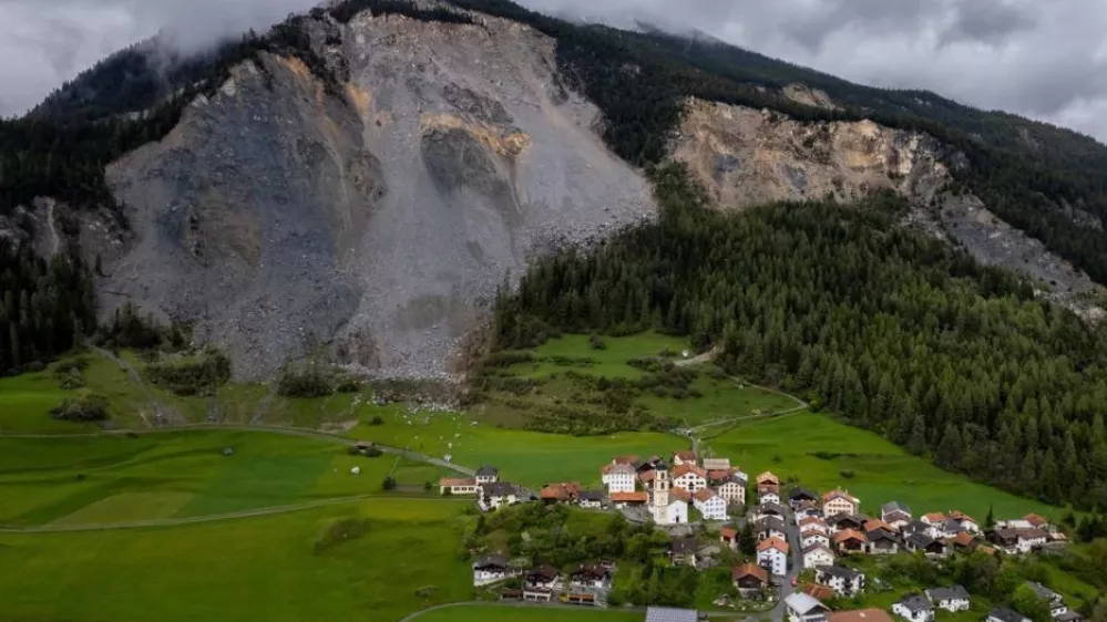 The Swiss authorities evacuated this Friday the Brienz village in the southeastern Swiss Alpsgiven the threat of imminent collapse of the mountain flank that rises above it. 
