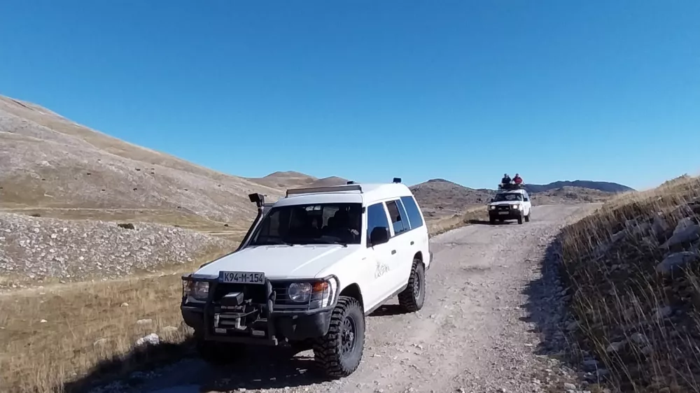 Po prostranstvih planote so nas vozili prijazni fantje in izku&scaron;eni vozniki iz Visit Konjic s svojimi preverjenimi robustnimi Mitsubishijevimi terenci, ki zmorejo tudi kak&scaron;no adrenalinsko bližnjico.&nbsp;Foto: Vesna Levičnik