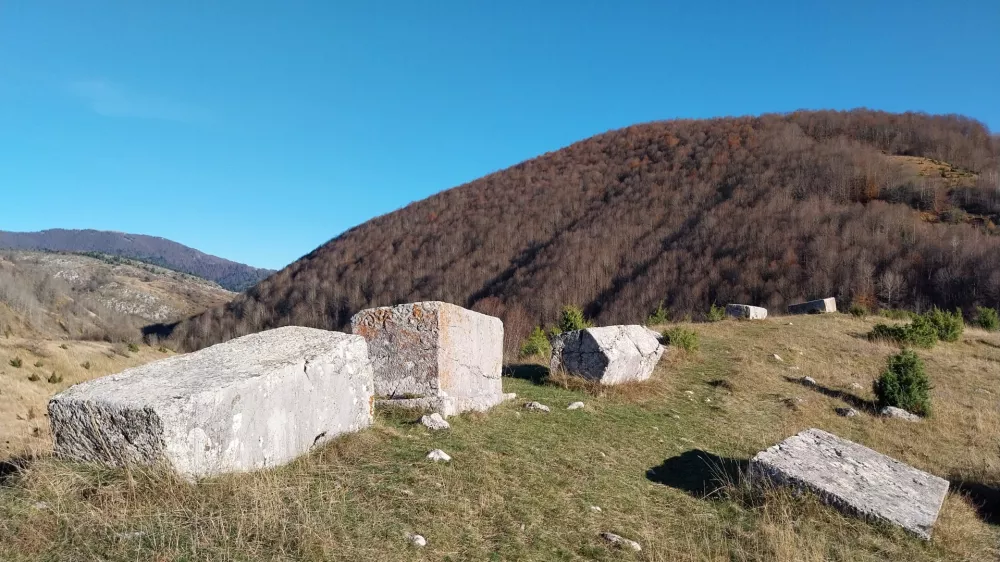 Vas Umoljani je dobila ime po stari legendi. Lokalne pastirje in njihove črede je nekoč napadal zmaj. Hodža se je odločil, da se bo soočil z zmajem, vendar je pastirjem naložil, naj molijo, ko se bo srečal z njim. S pomočjo molitve (zato Umoljani) je zmaja spremenil v kamen, katerega ostanki so vidni &scaron;e danes.