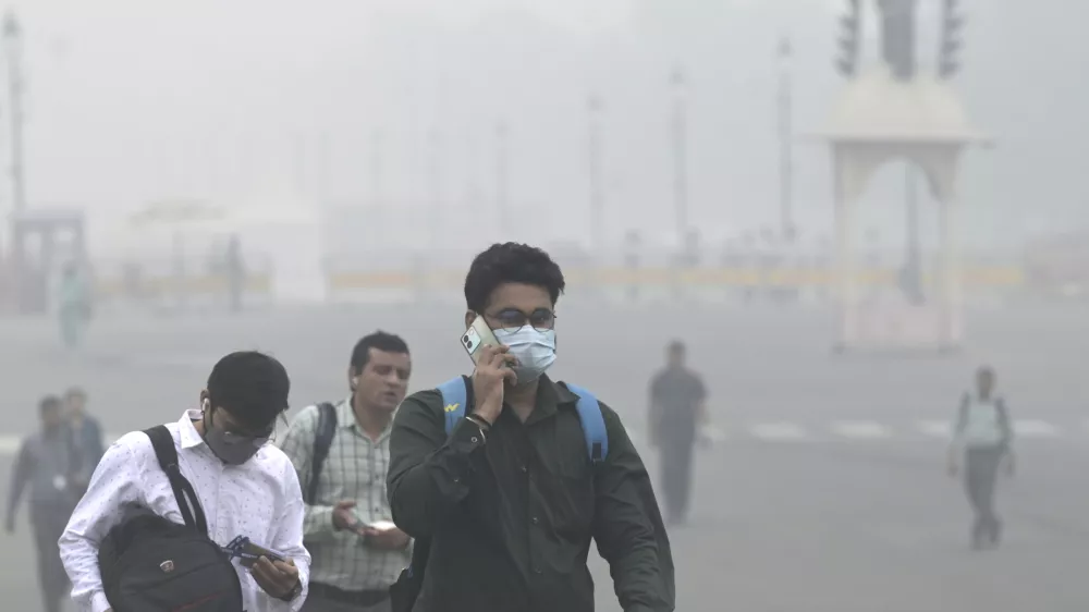 Office goers walk amidst a dense layer of smog as the air quality index indicates 'severe' category early morning in New Delhi, India, Wednesday, Nov.13, 2024. (AP Photo)