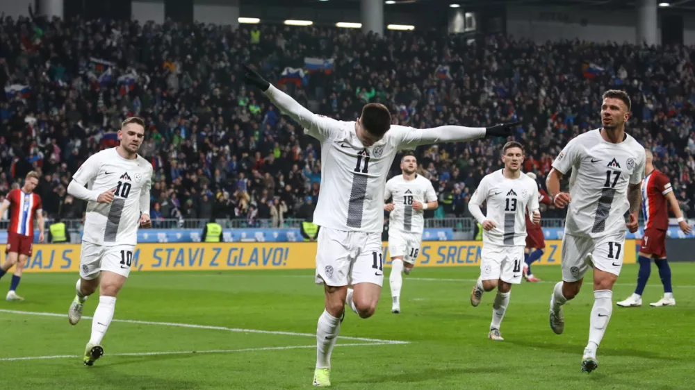 Edini gol za Slovenijo je iz enajstmetrovke dosegel Benjamin &Scaron;e&scaron;ko. Foto: Luka Cjuha.