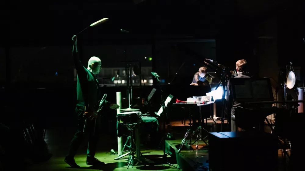 Koncert »Slavljenci« so kot predtakt festivala organizirali Forum nove glasbe, društvo slovenskih skladateljev in Cankarjev dom. Poklonili so se devetdesetletnikoma Lojzetu Lebiču in Vinku Globokarju ter desemdesetletnikoma Urošu Rojku in Boru Turelu. F Darja Štravs Tisu