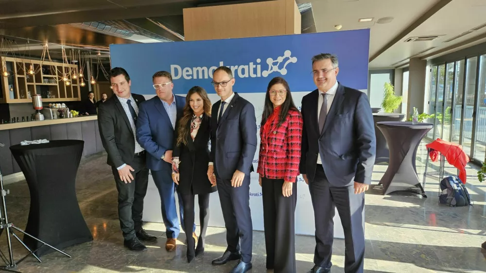 Izvršni odbor stranke sestavljajo Eva Irgl, Rok Roblek, Romana Jordan, Mirko Požar, Georg Mohr in Primož Novak.