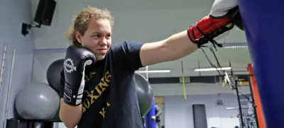 ﻿- 20.11.2017 - najboljša slovenska boksarka Ema Kozin si je po naslovu svetovne prvakinje srednje kategorije po verziji WBU priborila še naslova po verzijah WBC in WBF. //FOTO: Tomaž Skale