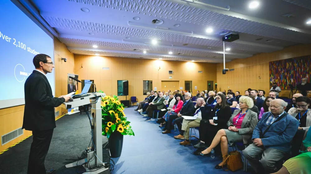 Maribor je te dni v središču pozornosti akademskega in poslovnega sveta, saj gosti izjemen dogodek – prvo konferenco v Sloveniji, ki povezuje psihologijo in poslovni svet. Na 12. mednarodni znanstveni konferenci DOBA Fakultete, ki velja za enega najpomembnejših dogodkov tega leta, se bo zbralo več kot 150 udeležencev z uglednih domačih in tujih univerz, raziskovalnih inštitucij ter vodilnih podjetij. V dveh intenzivnih dnevih bo predstavljenih kar 60 strokovnih prispevkov, ki so plod raziskovalnega dela mednarodno priznanih strokovnjakov.