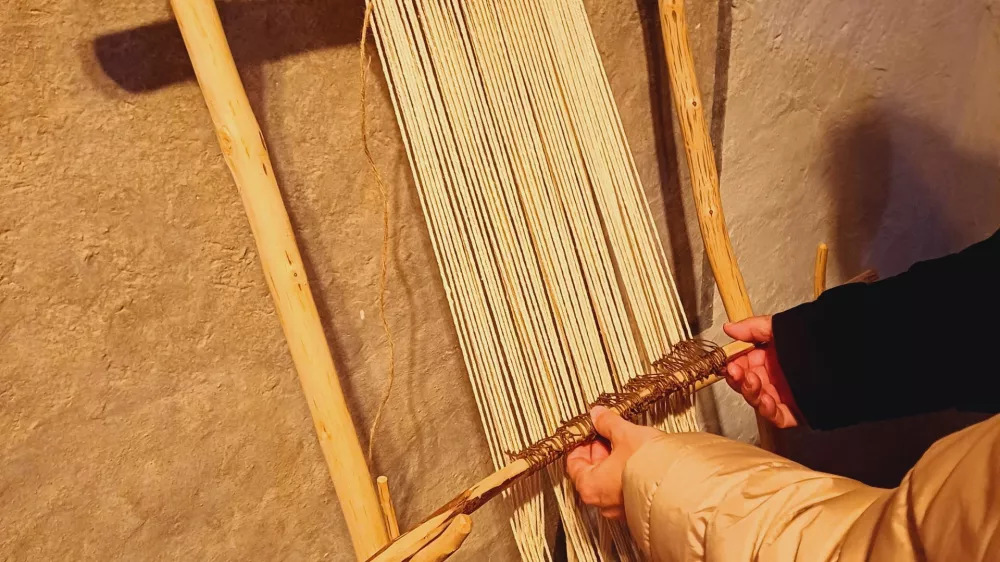 Obiskovalci razstave se lahko preizkusijo v tkanju, ki sodi med najpomembnej&scaron;e izume mlaj&scaron;e kamene dobe.