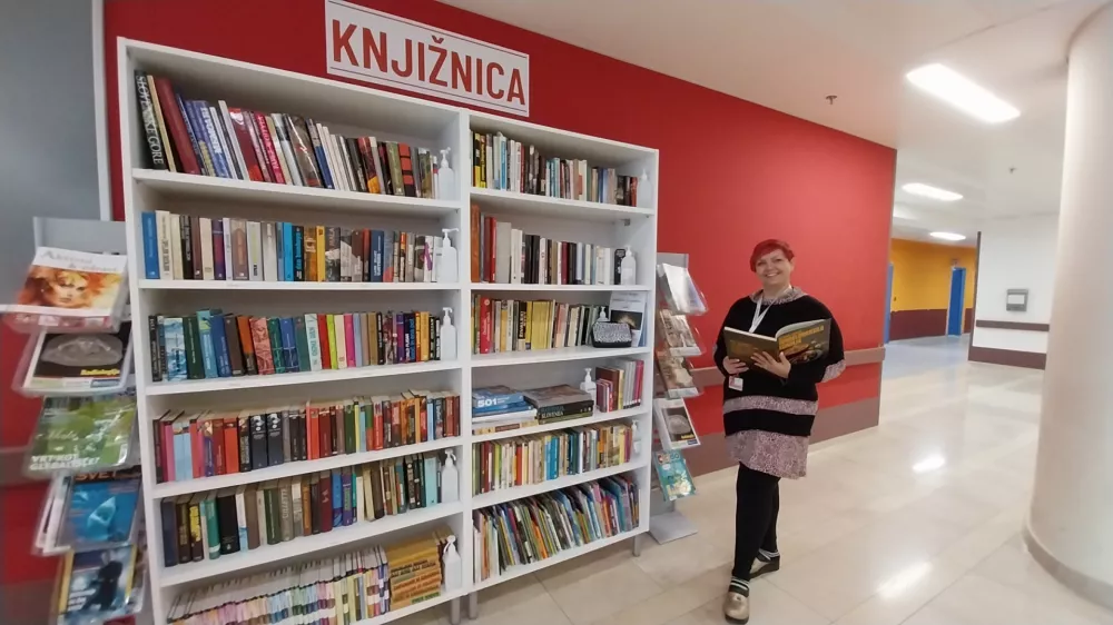 V čakalnici urgentnega bloka UKC Ljubljana je pred dvema letoma zaživela knjižnica, ker pa je zanimanje za knjige veliko, je Barbara Miklo&scaron;ič pozvala k darovanju knjig. Foto: Vesna Levičnik