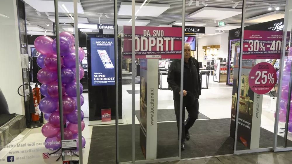 Kupcem so s številnimi napisi ponujali posebne popuste ob odprtju, a večjega obiska ni bilo zaznati. F Luka Cjuha
