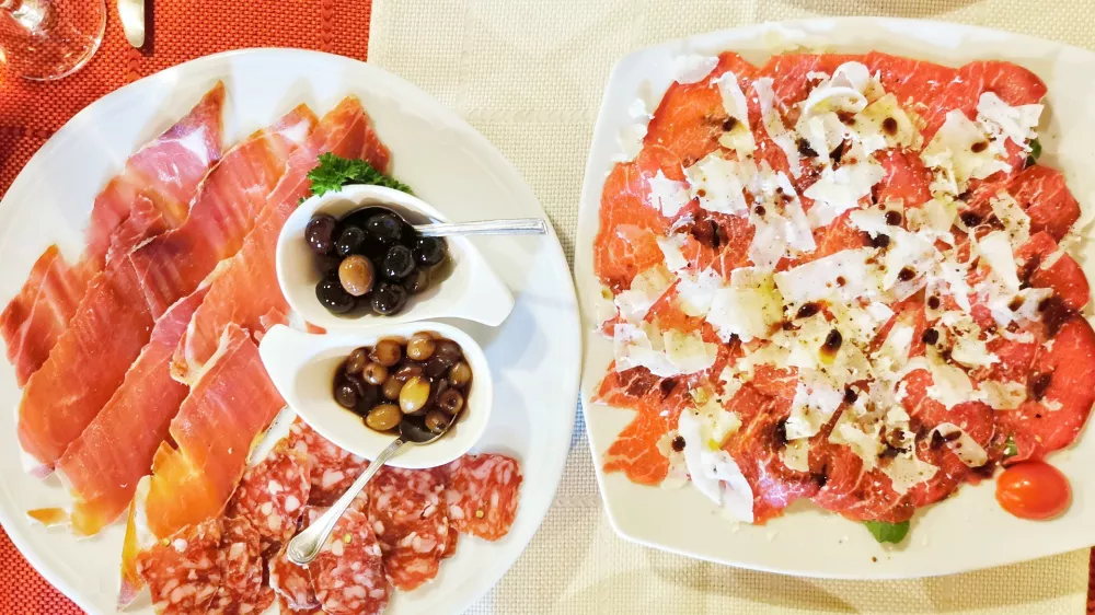 Istrski pr&scaron;ut in bo&scaron;karinova salama ter bo&scaron;karinov karpačo, San Mauro