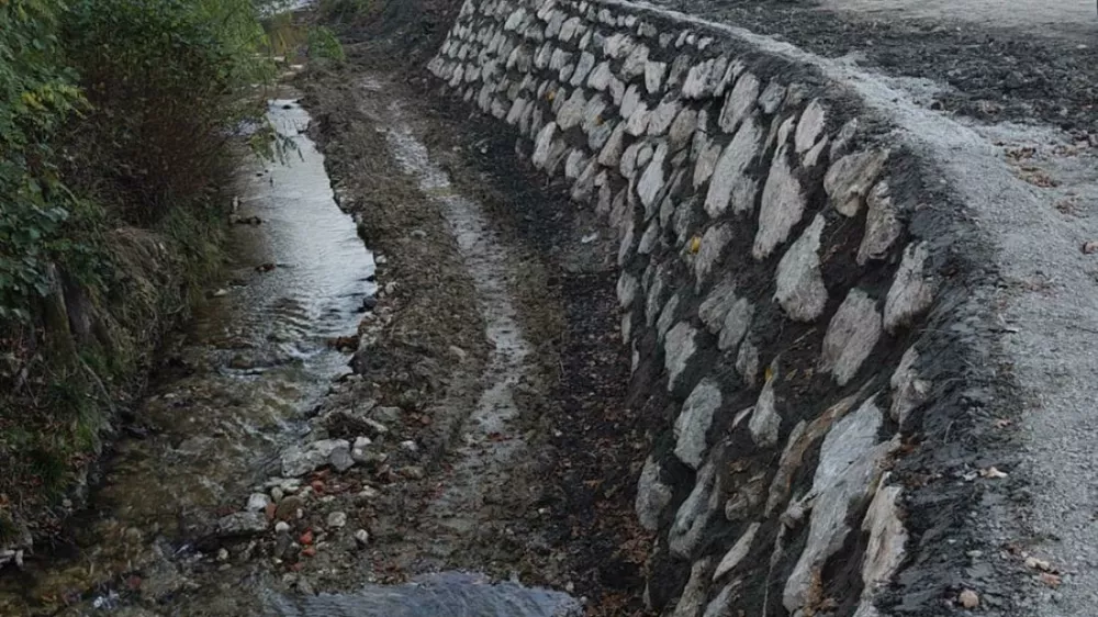 Vodotok Tunj&scaron;čice ob cesti Moste&ndash;Gora Foto: Občina Komenda