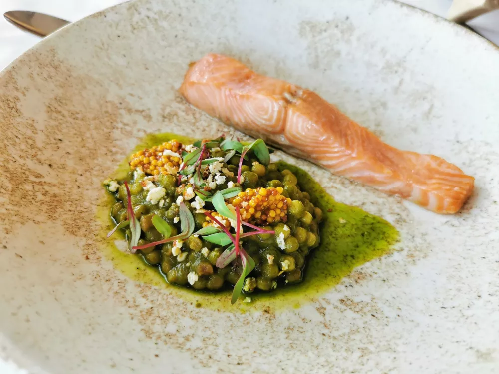 Postrv in fregola s špinačo, gorčičnimi semeni in pečeno skuto, Restavracija 1906