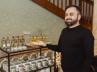 Damien Flynn, ambasador znamke Nicolai je predtsvil novo gurmansko kolekcijo, ki vključuje tri di&scaron;ave &ndash; Saint-Honor&eacute;, Macaron Bourbon in Pavlova. F Aleksandar Domitrica