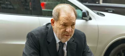 Osramočen Harvey Weinstein aprila na poti na sodišče. F Reuters