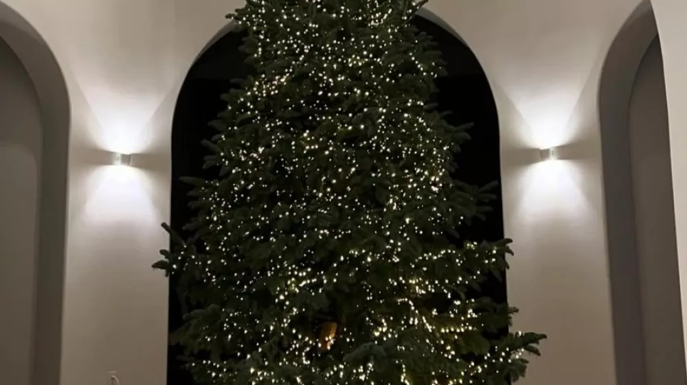 Letos ne boste nič zgrešili, če boste svoje božično drevo okrasili minimalistično (levo) ali pa se boste odločili za romantično estetik »božiča Ralpha Laurena«. F IG/Kourtney Kardashian/Ralph Lauren