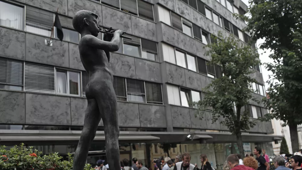 - kip Deček s pi&scaron;čalko - protest novinarjev DNS pred RTV, ki z razmerami in odločitvami vodstva na javni televiziji niso zadovoljni - - 03.09.2015 - Radiotelevizija Slovenija (RTV) - vodstvo je na novinarski konferenci predstavilo trenutne razmere na Televiziji Slovenija, potem ko je dru&scaron;tvo novinarjev (DNS) opozorilo na &scaron;tevilne domnevno sporne kadrovske in programske spremembe. ///FOTO: Luka Cjuha